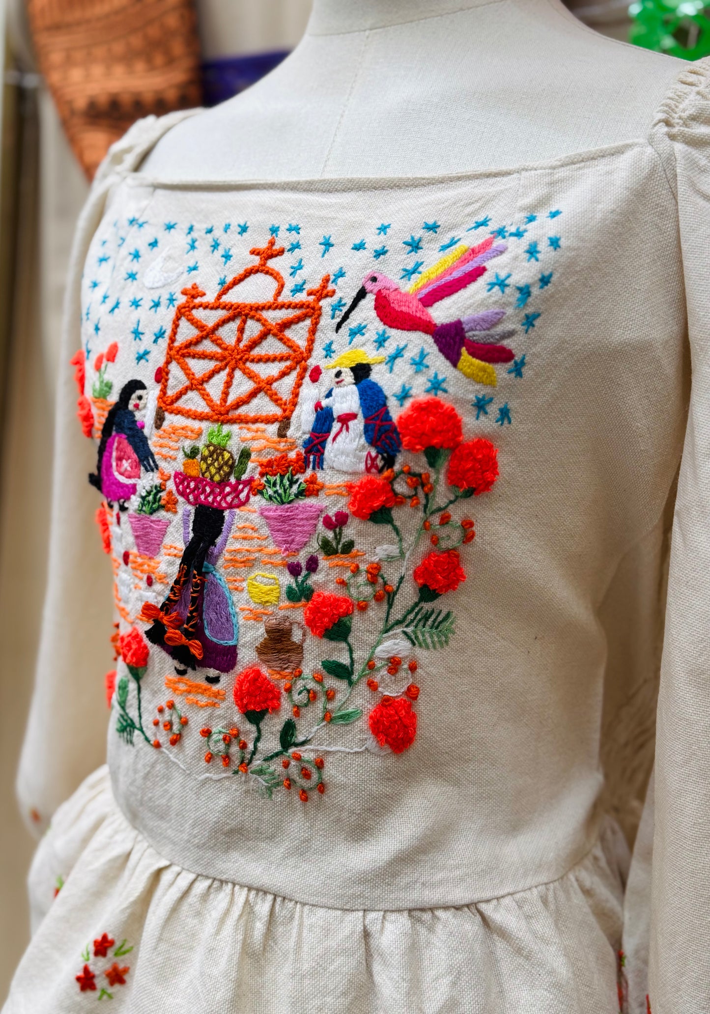 Blusa Ireri Cempasúchil y altar