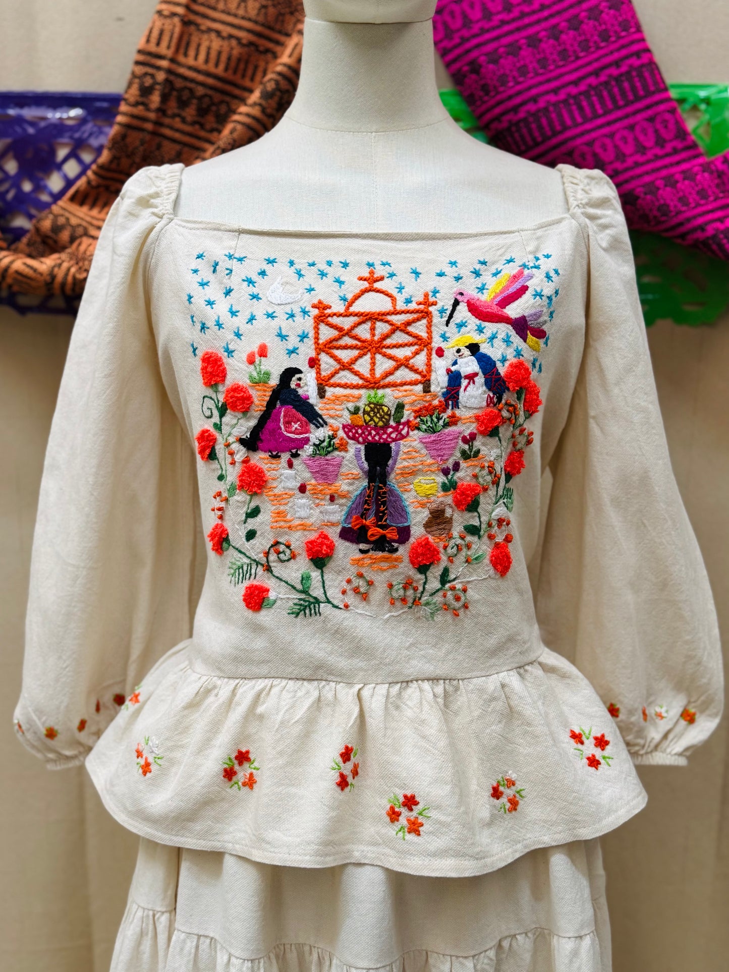 Blusa Ireri Cempasúchil y altar