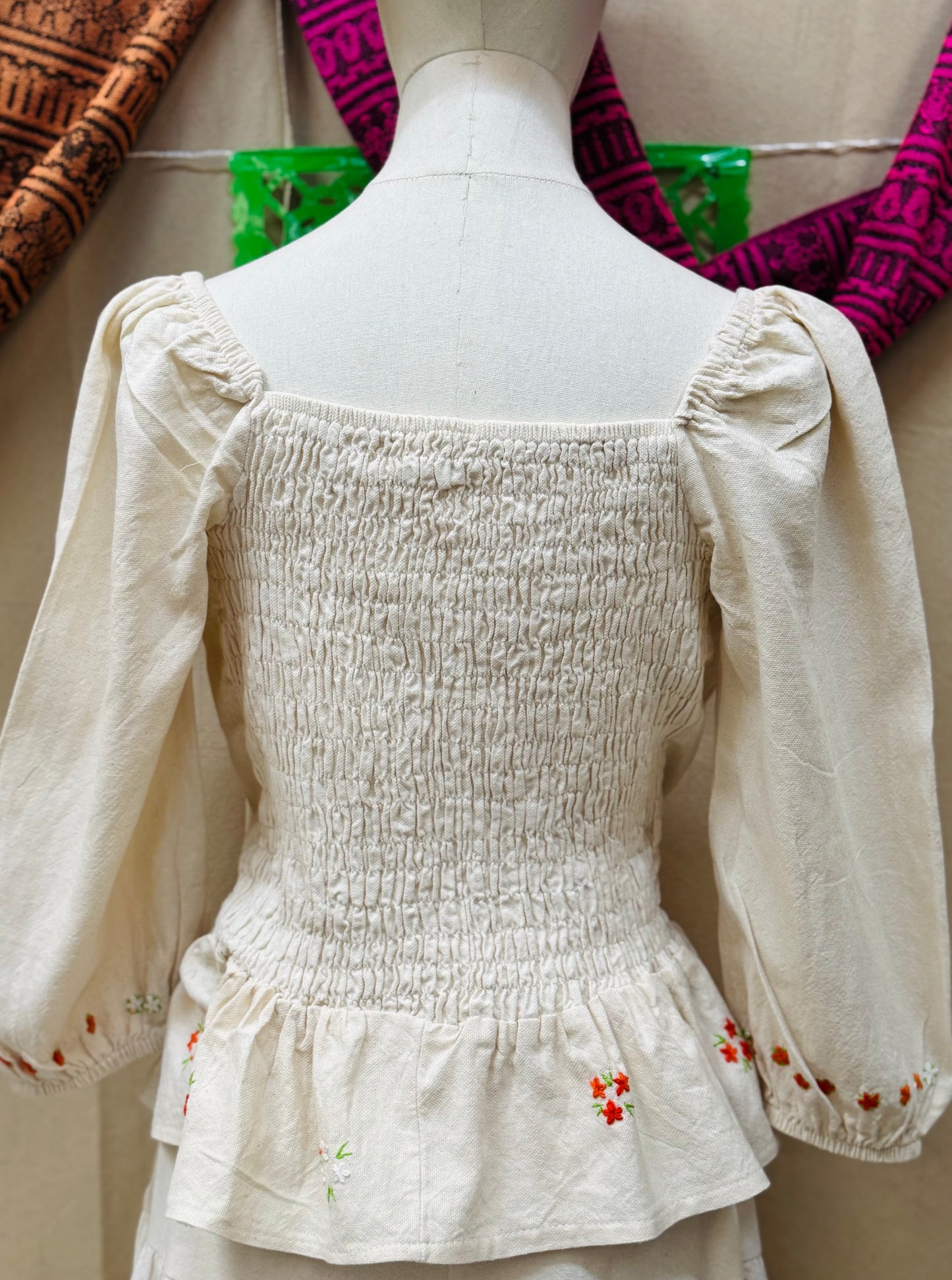 Blusa Ireri Cempasúchil y altar